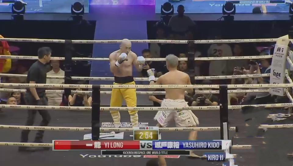 太悲壮！武僧一龙惨遭秒杀，被日本拳手爆头KO，挺尸拳台不省人事