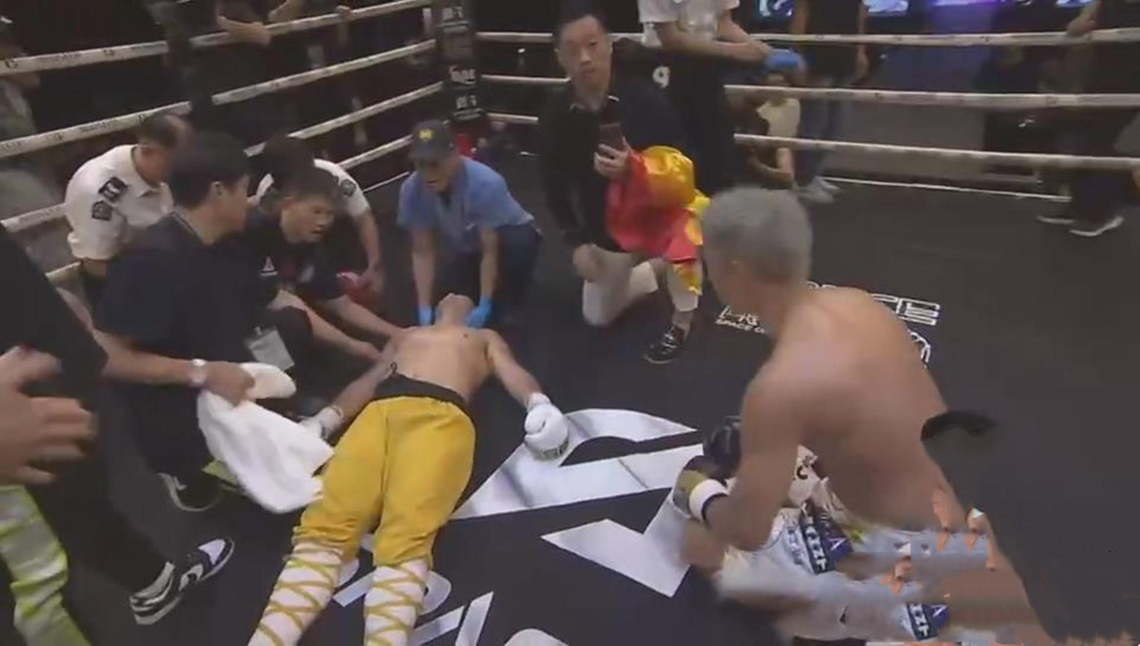 太悲壮！武僧一龙惨遭秒杀，被日本拳手爆头KO，挺尸拳台不省人事