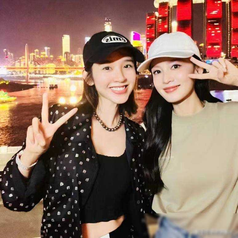 唐艺昕首晒女儿露脸照，小萌妹双手捂眼卖萌，嘴巴超像爸爸张若昀