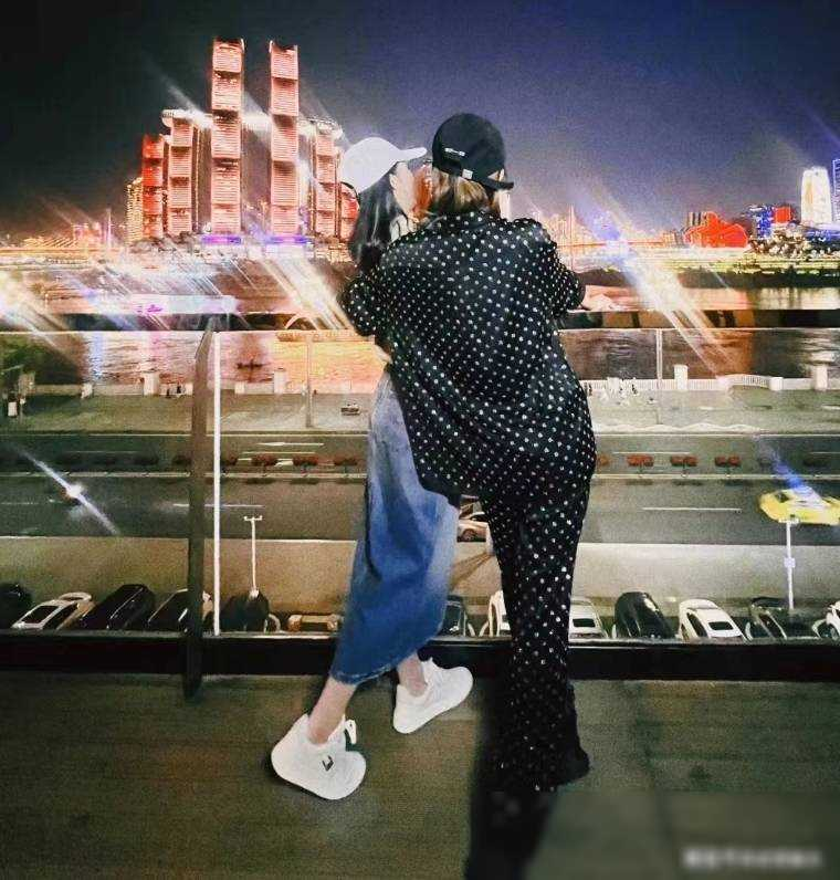 唐艺昕首晒女儿露脸照，小萌妹双手捂眼卖萌，嘴巴超像爸爸张若昀