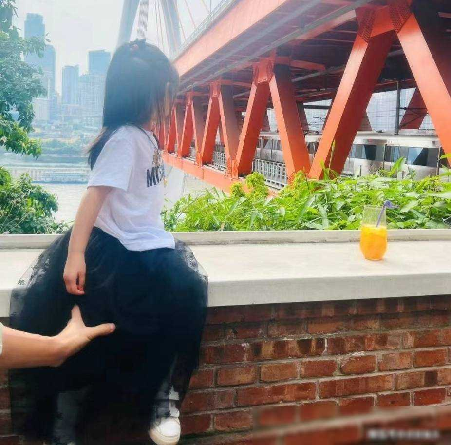 唐艺昕首晒女儿露脸照，小萌妹双手捂眼卖萌，嘴巴超像爸爸张若昀