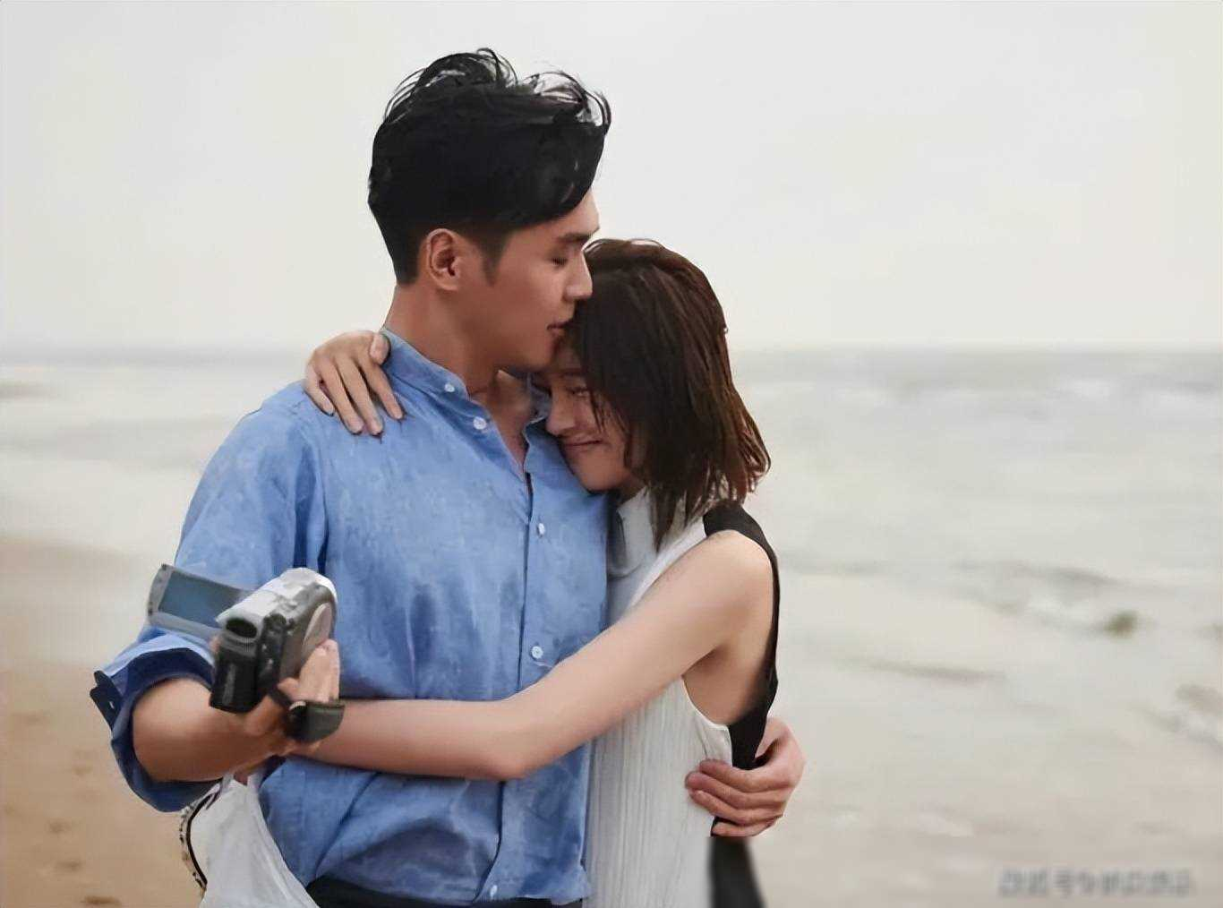 唐艺昕首晒女儿露脸照，小萌妹双手捂眼卖萌，嘴巴超像爸爸张若昀