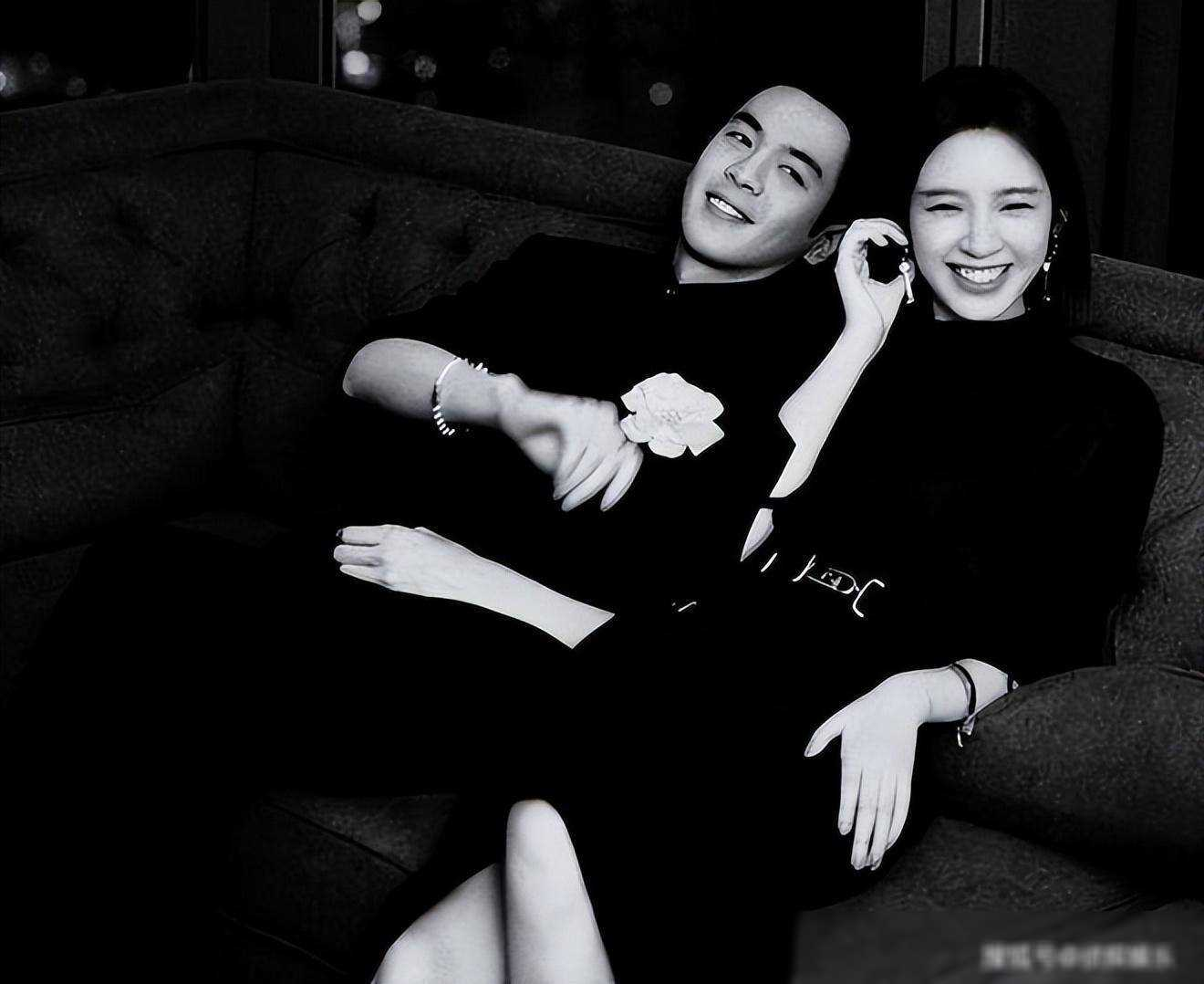 唐艺昕首晒女儿露脸照，小萌妹双手捂眼卖萌，嘴巴超像爸爸张若昀