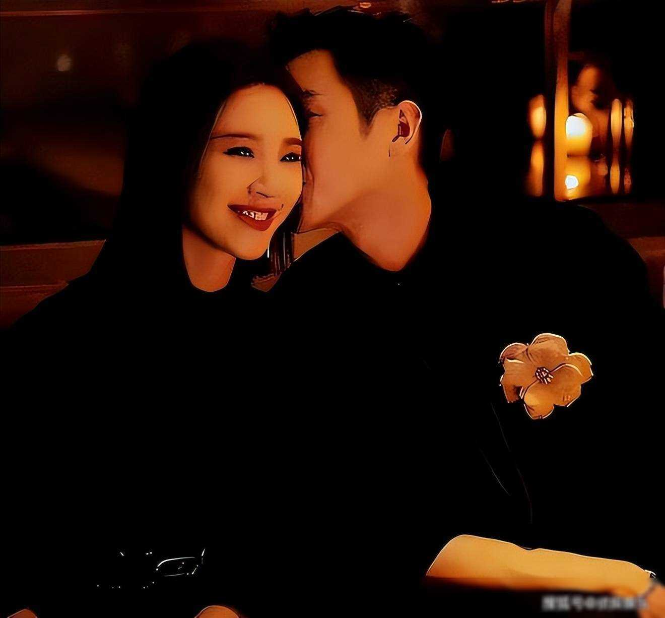 唐艺昕首晒女儿露脸照，小萌妹双手捂眼卖萌，嘴巴超像爸爸张若昀