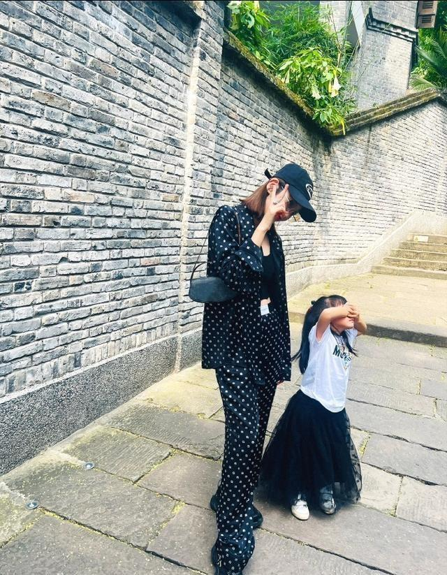 张若昀唐艺昕女儿罕见曝光，身高直逼妈妈腹部，网友：基因太强大
