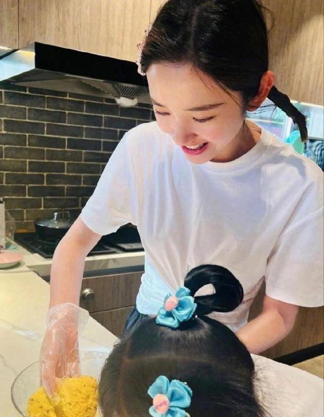 张若昀唐艺昕女儿罕见曝光，身高直逼妈妈腹部，网友：基因太强大