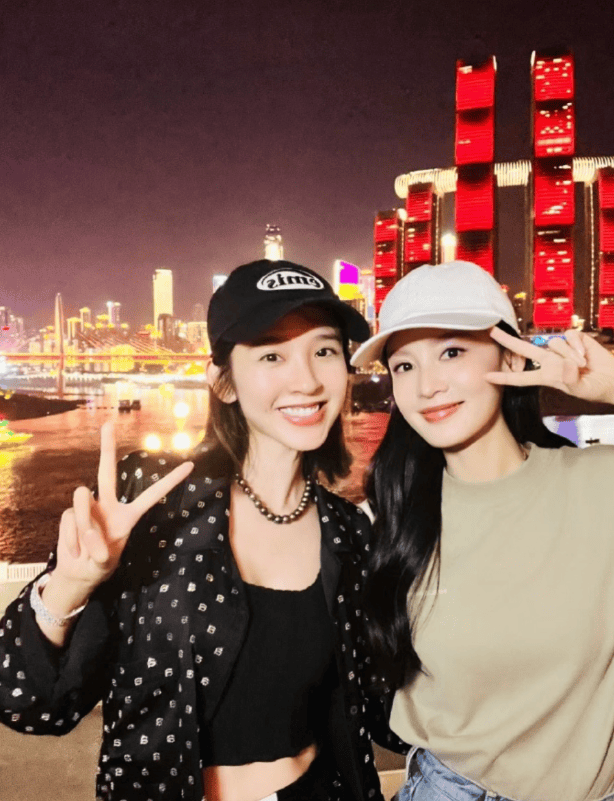 张若昀唐艺昕重庆低调聚餐，唐艺昕大方晒与女儿及好友李沁合照