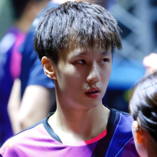 史诗级逆转！国乒小将7-10连赢5分，决胜局8-10翻盘，接班马龙