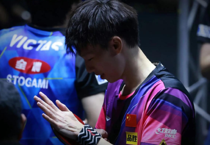 史诗级逆转！国乒小将7-10连赢5分，决胜局8-10翻盘，接班马龙