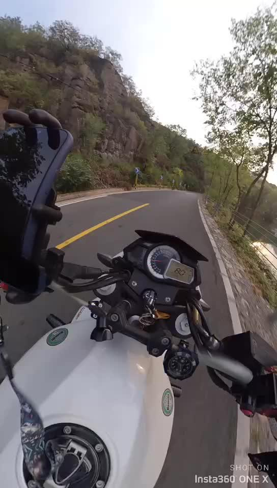 成都龙泉山成飙车圣地，被撞伤维权如蜀道难难于上青天