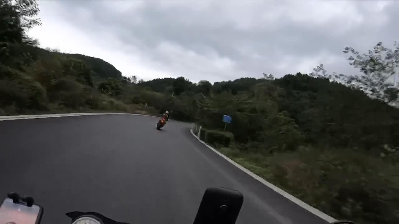 成都龙泉山成飙车圣地，被撞伤维权如蜀道难难于上青天