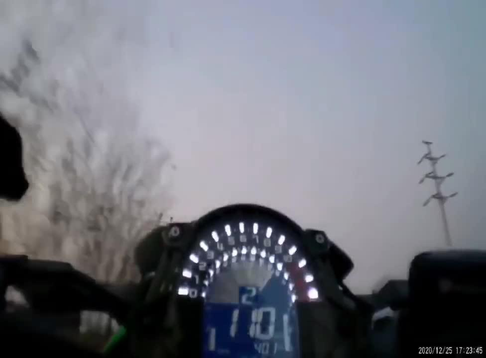 成都龙泉山成飙车圣地，被撞伤维权如蜀道难难于上青天