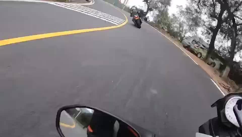 成都龙泉山成飙车圣地，被撞伤维权如蜀道难难于上青天