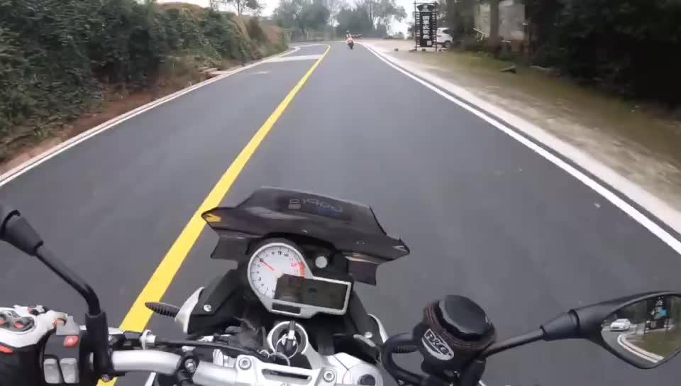 成都龙泉山成飙车圣地，被撞伤维权如蜀道难难于上青天