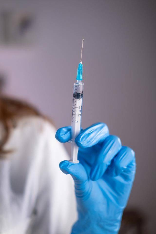 原创            新冠疫苗制药巨头阿斯利康，首次承认疫苗致命副作用，数百人死亡