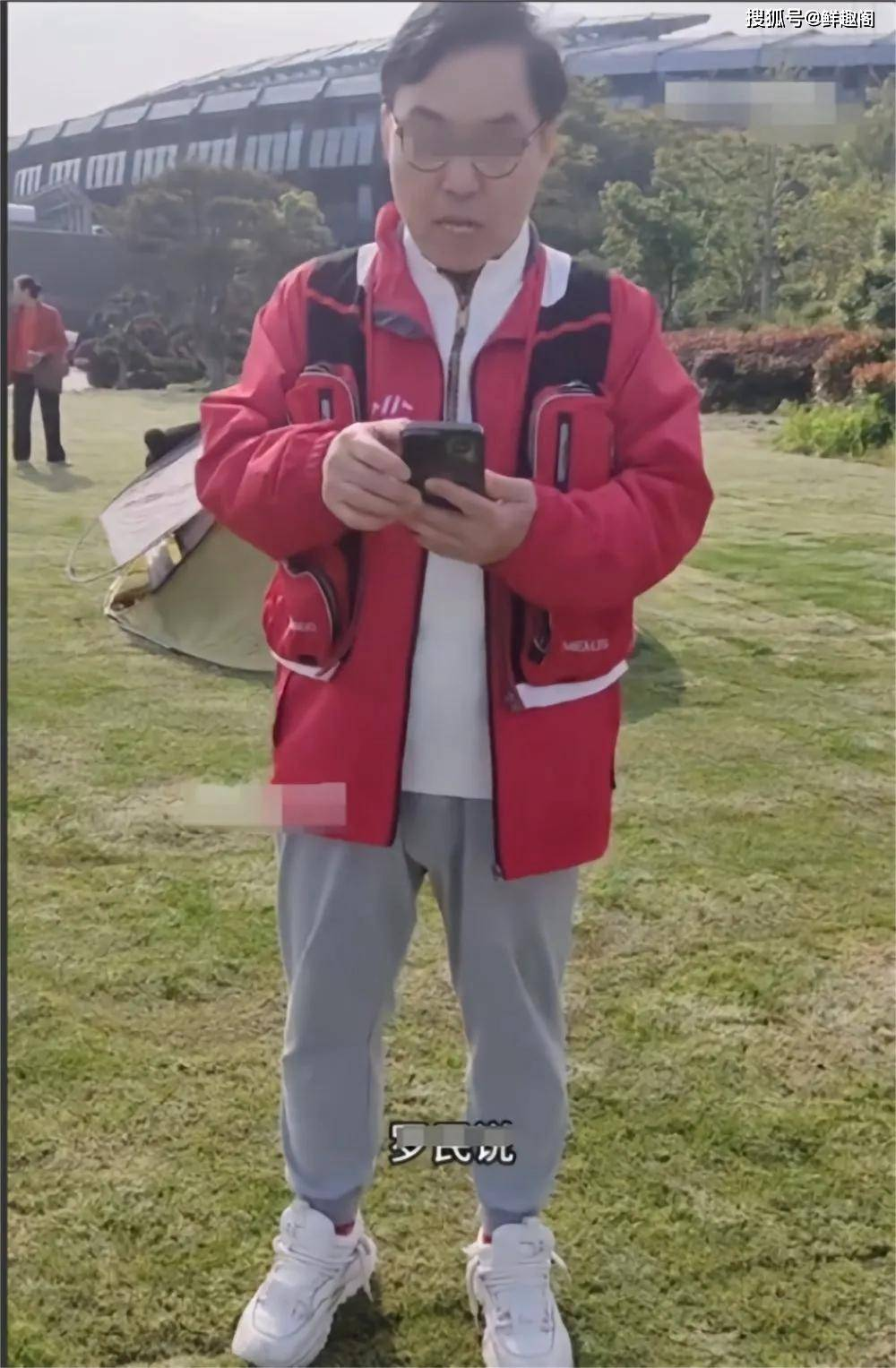 原创            后续！上海被骂保安未被开除，罗总有苦难言，红衣男子底气谁给的