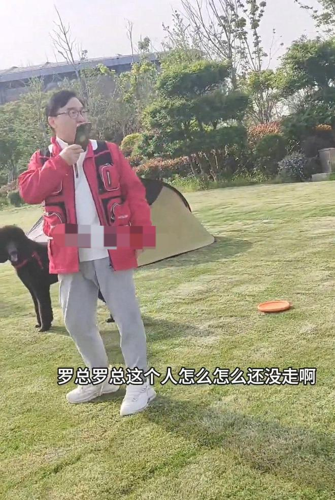 上海骂保安红衣男真实身份曝光！罗总顶住压力没辞退保安！