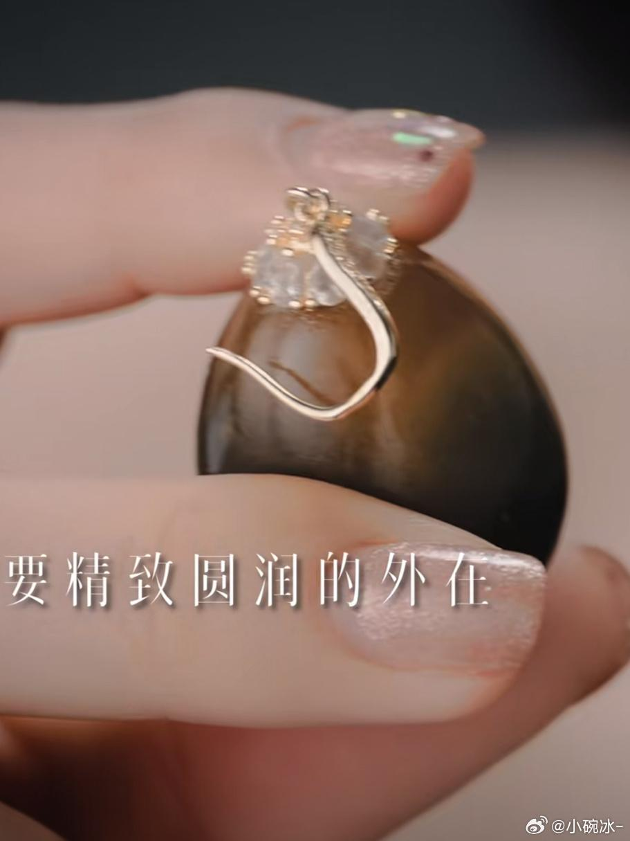 张雨绮新创意：皮蛋变身时尚项链，网友直呼‘吃不起的高级感’！