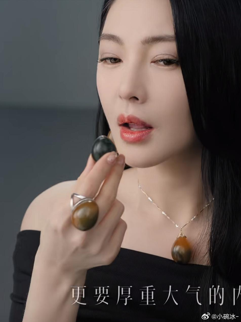 张雨绮新创意：皮蛋变身时尚项链，网友直呼‘吃不起的高级感’！