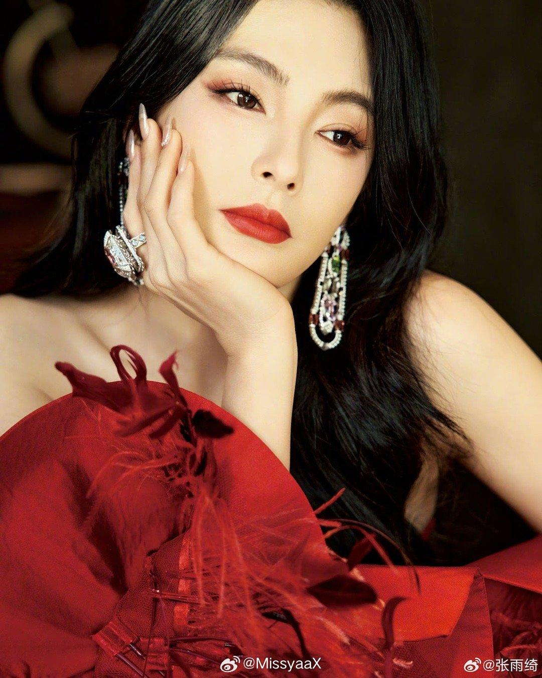 张雨绮新创意：皮蛋变身时尚项链，网友直呼‘吃不起的高级感’！