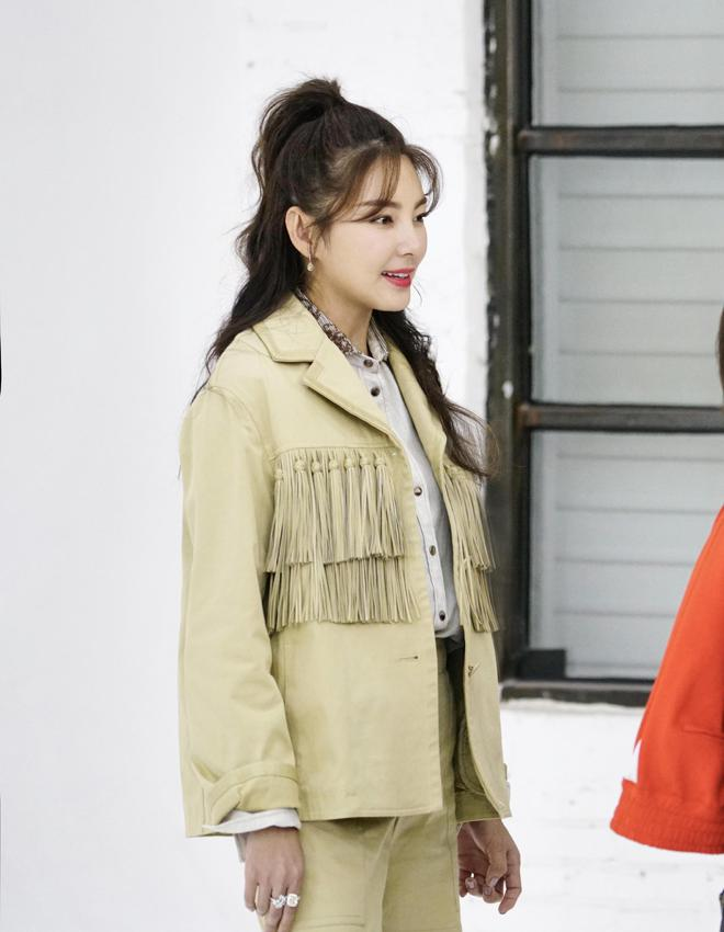 张雨绮大晒两枚鸽子蛋钻戒和一枚婚戒，疑似宣布即将嫁入豪门！