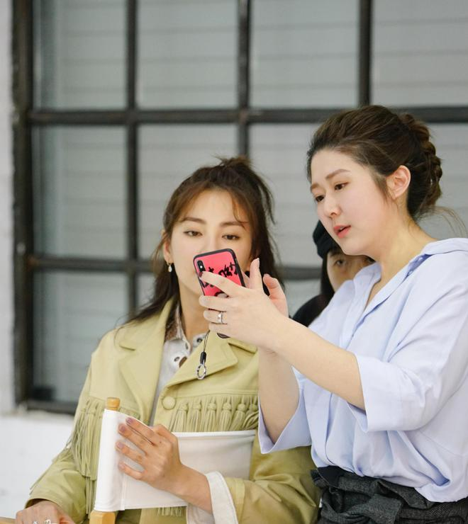 张雨绮大晒两枚鸽子蛋钻戒和一枚婚戒，疑似宣布即将嫁入豪门！