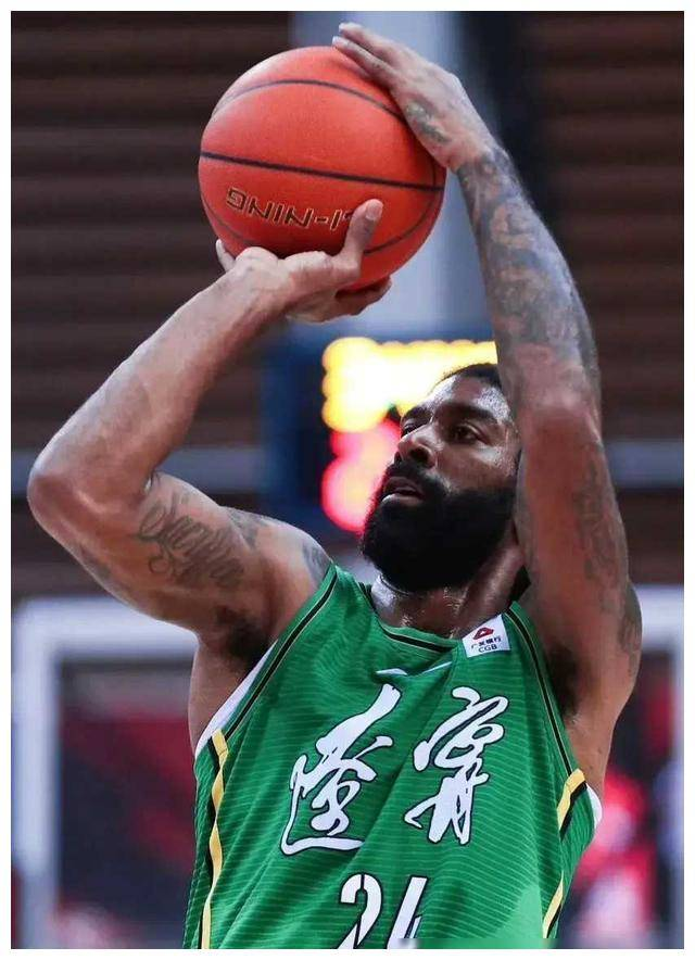 原创            梅奥归来！辽篮副总亲自接机，行李五箱，决定留根辽四川。