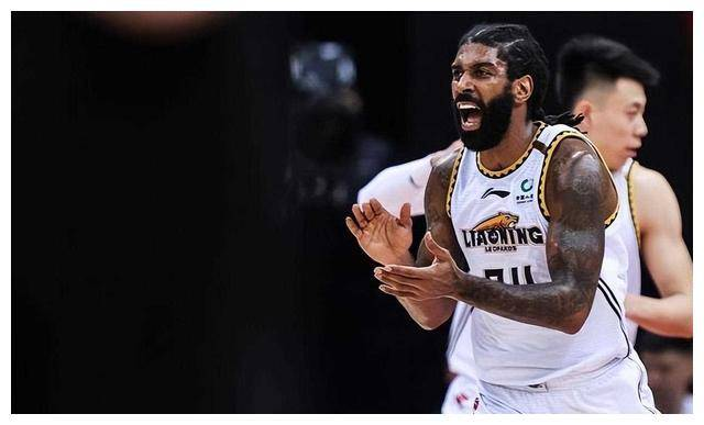 原创            梅奥归来！辽篮副总亲自接机，行李五箱，决定留根辽四川。