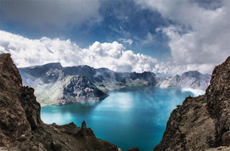 五一假期“人挤人”，还算是旅游吗？专家：建议学校增设春假和秋假，将创造两个新的旅游小高峰【附中国旅游市场发展现状】