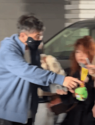 惹怒粉丝，明星李乃文与粉丝握手被经纪人强行拉走，引粉丝不满