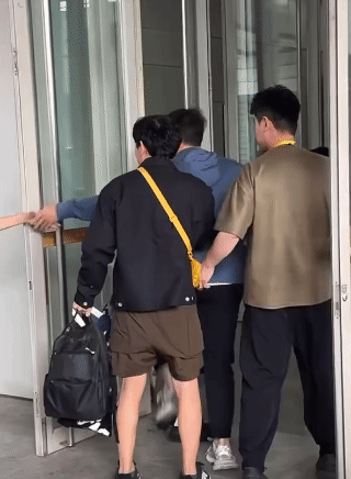 惹怒粉丝，明星李乃文与粉丝握手被经纪人强行拉走，引粉丝不满