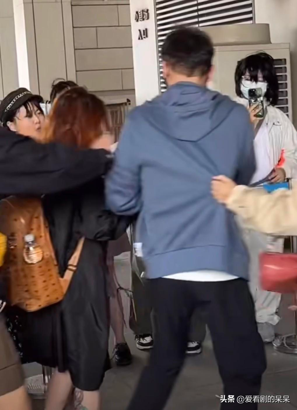 惹怒粉丝，明星李乃文与粉丝握手被经纪人强行拉走，引粉丝不满