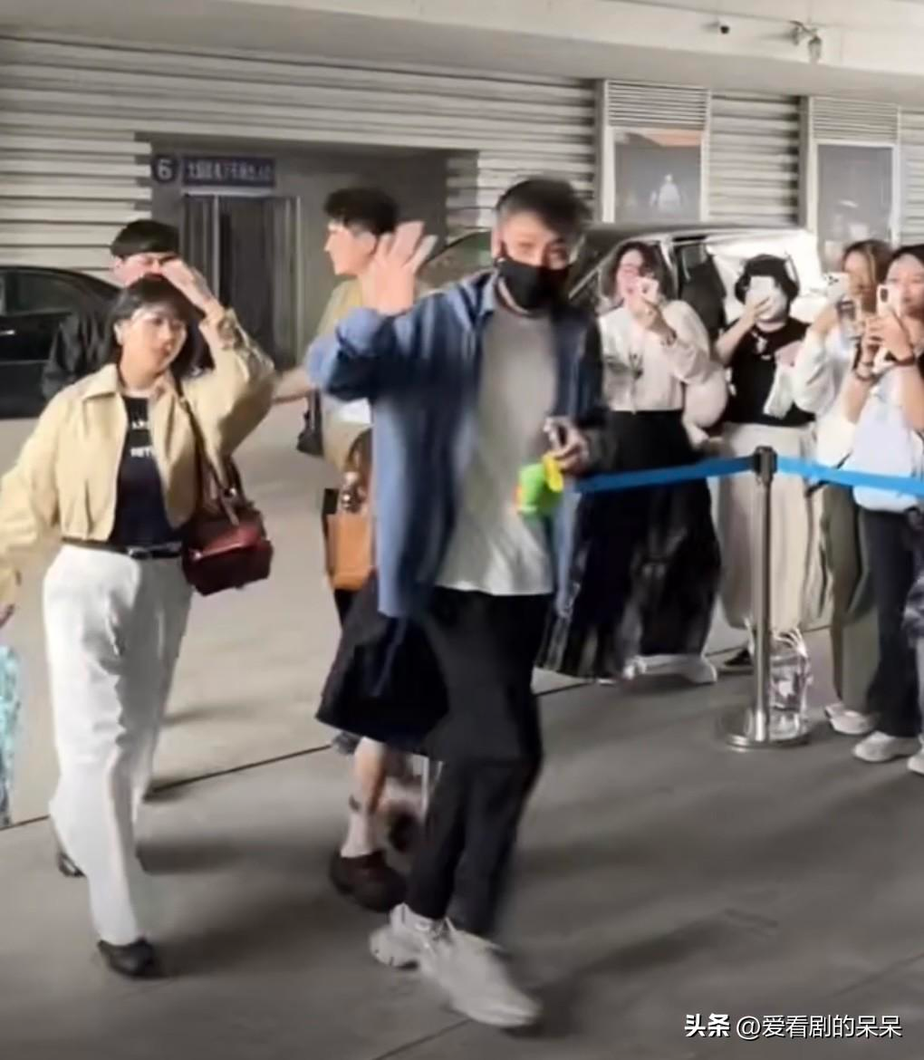 惹怒粉丝，明星李乃文与粉丝握手被经纪人强行拉走，引粉丝不满