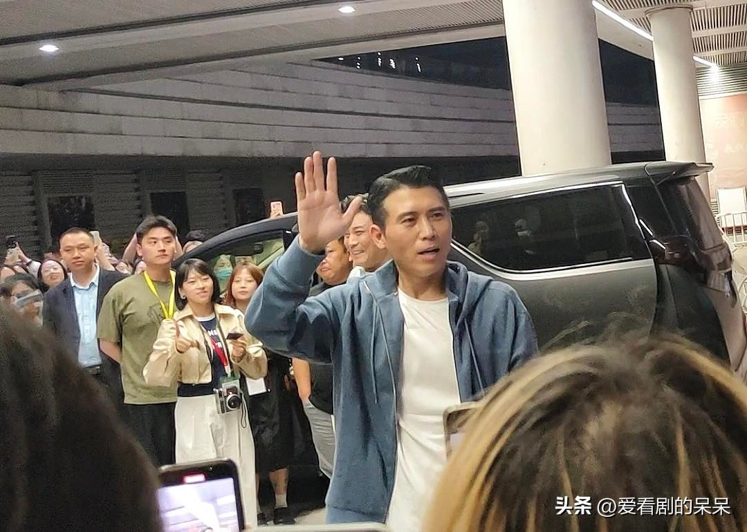 惹怒粉丝，明星李乃文与粉丝握手被经纪人强行拉走，引粉丝不满