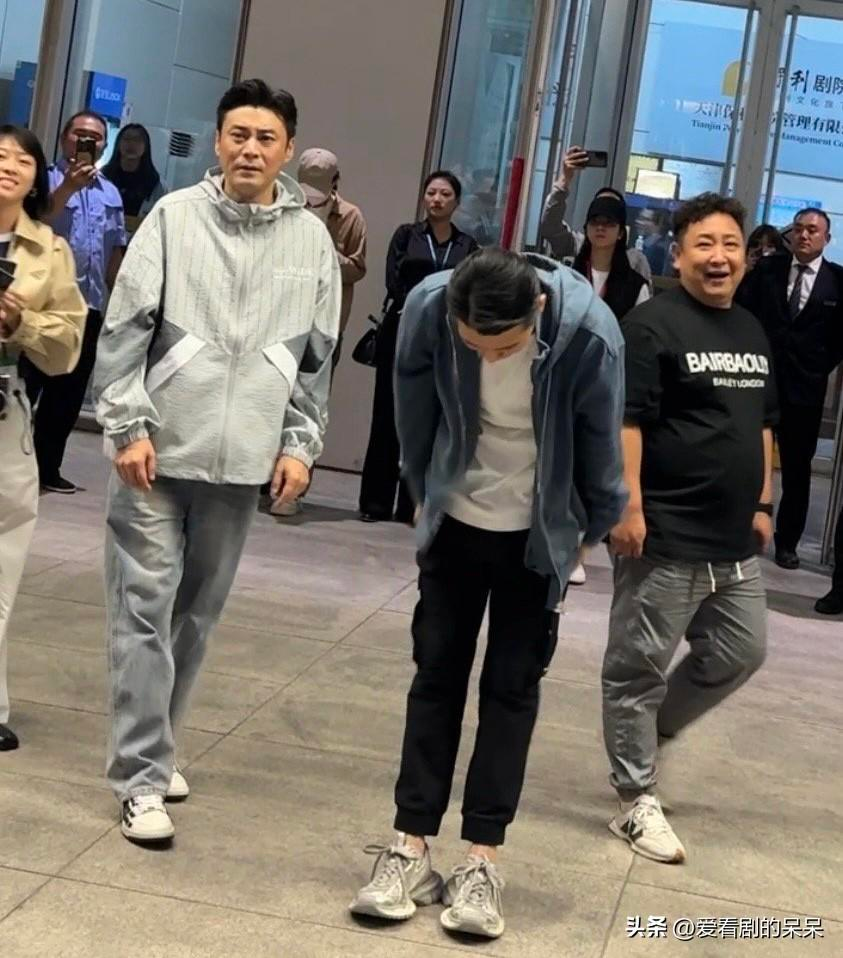 惹怒粉丝，明星李乃文与粉丝握手被经纪人强行拉走，引粉丝不满