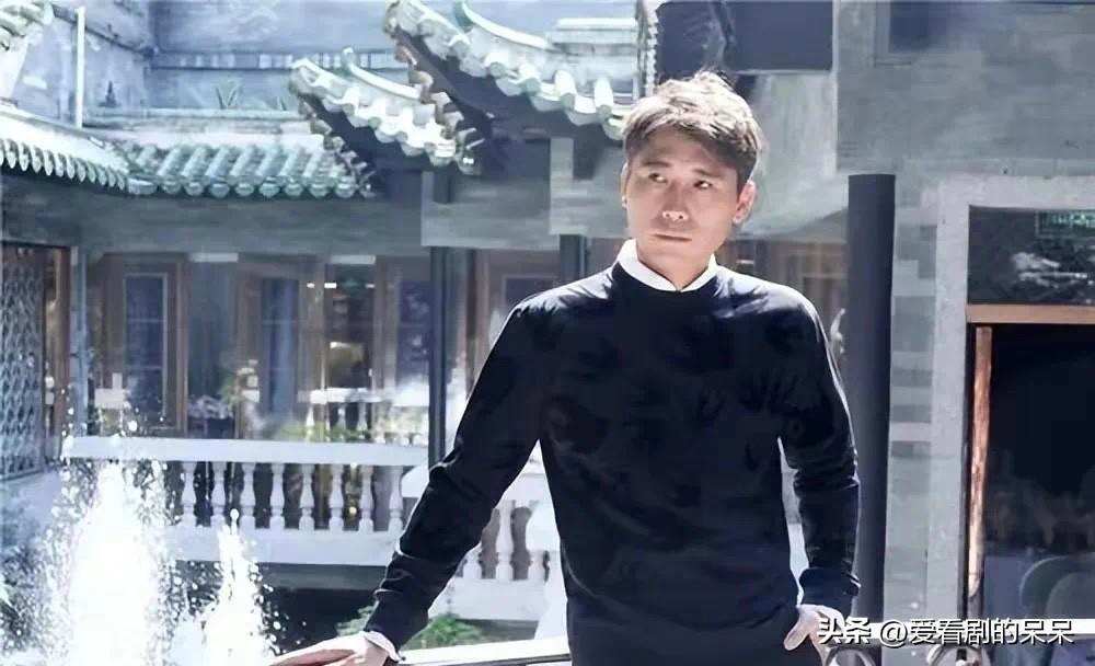 惹怒粉丝，明星李乃文与粉丝握手被经纪人强行拉走，引粉丝不满