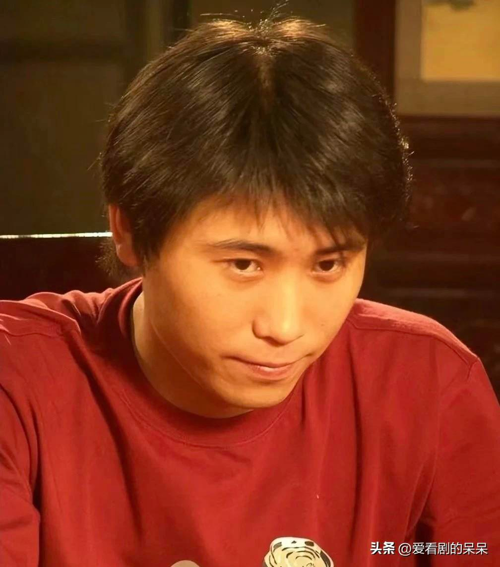 惹怒粉丝，明星李乃文与粉丝握手被经纪人强行拉走，引粉丝不满