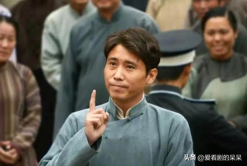 惹怒粉丝，明星李乃文与粉丝握手被经纪人强行拉走，引粉丝不满