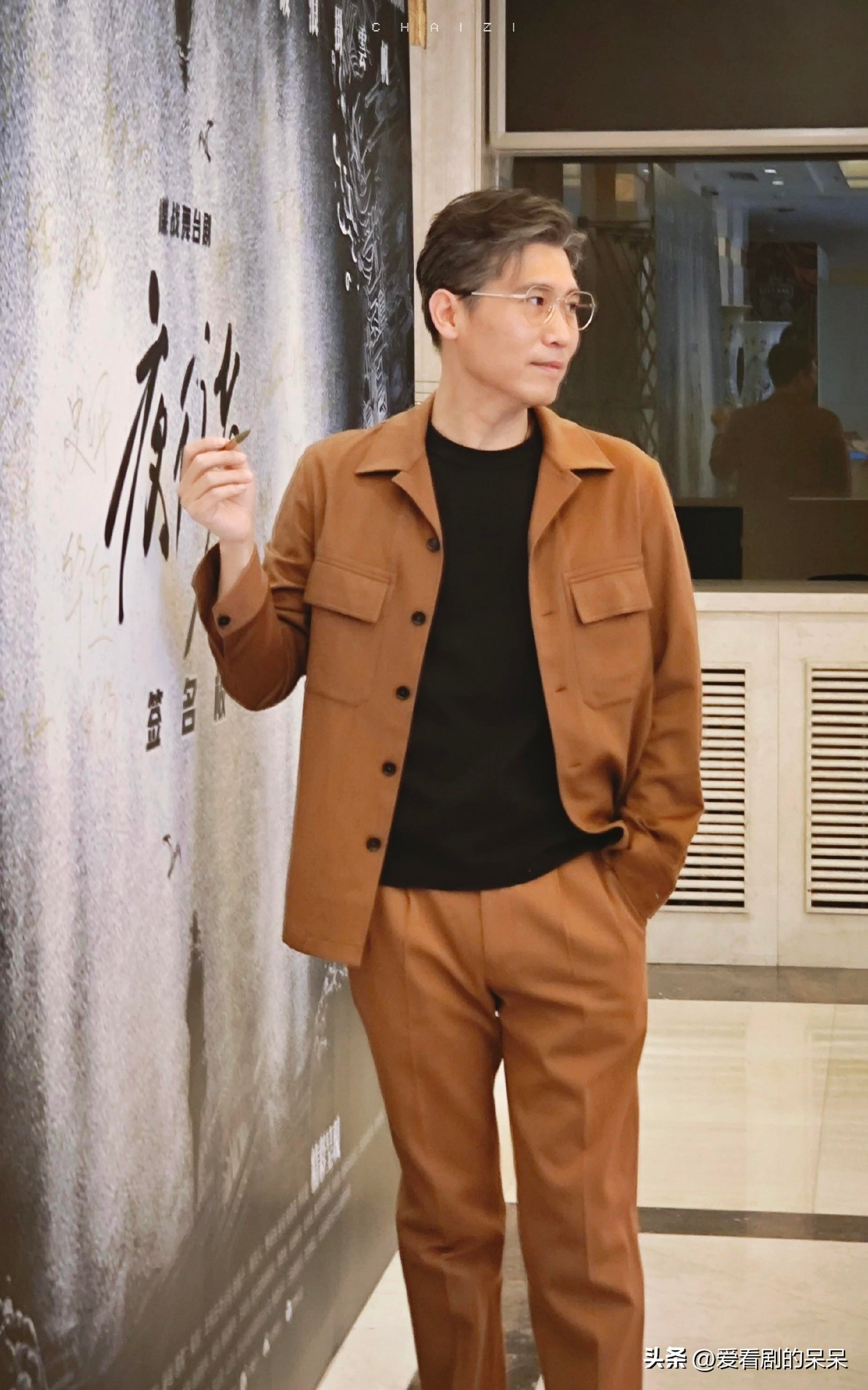 惹怒粉丝，明星李乃文与粉丝握手被经纪人强行拉走，引粉丝不满