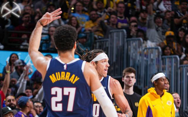 原创            詹姆斯和戴维斯力挽狂澜，湖人绝杀掘金！穆雷伤愈复出，波普受伤提前离场