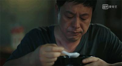 人物 | 建议“彻查”张颂文背后