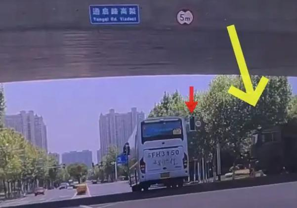 深度｜南通交通事故疑与信号灯故障有关，谁是交通设施养护方？