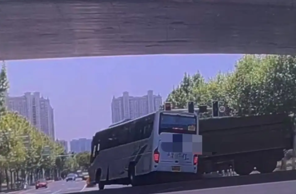 官方通报，南通车祸事故原因初步查明，信号灯故障，评论区吵翻了