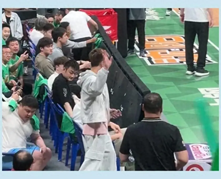 郭艾伦G5主场露面，挥手致意粉丝，逗趣表情抢镜！