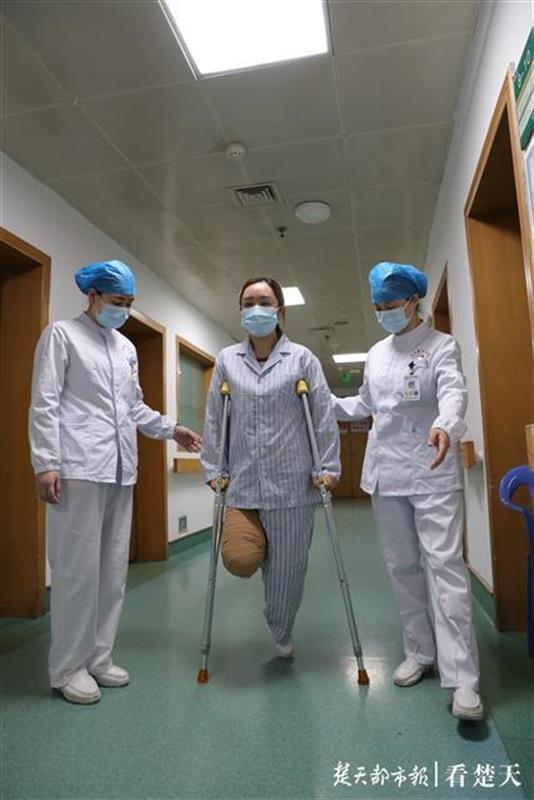 穿上病员服，蒙眼又拄拐，护士“换位”体验当患者