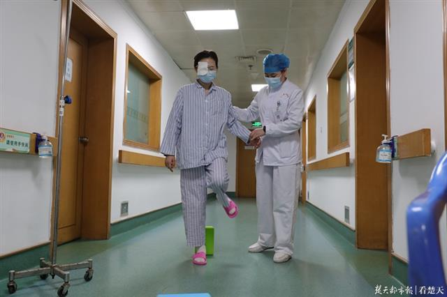 穿上病员服，蒙眼又拄拐，护士“换位”体验当患者