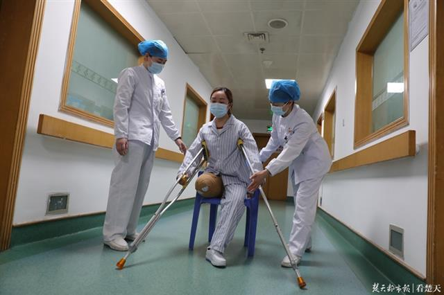 穿上病员服，蒙眼又拄拐，护士“换位”体验当患者