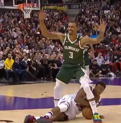 【篮球晚报】最强三年级之争？更高效的塔图姆带走比赛