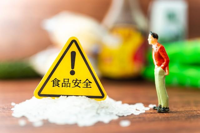 难以置信！麦当劳被曝使用过期食材，店员：无所谓，反正不是我吃