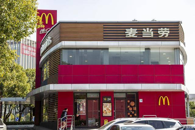 原创            麦当劳被曝用过期食材，偷工减料